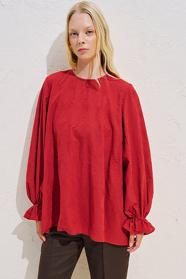 EMBROIDERED VOLUMINOUS LIMITED BLOUSE RED | Manuka