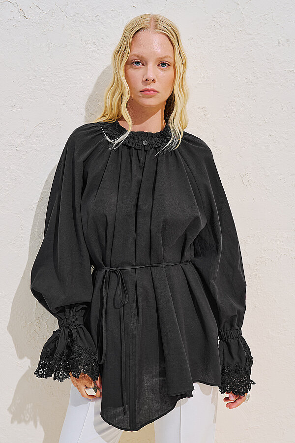LACE SLEEVE EDITION BLOUSE BLACK | Manuka