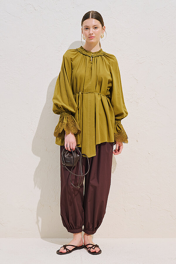 LACE SLEEVE EDITION BLOUSE OLIVE GREEN | Manuka