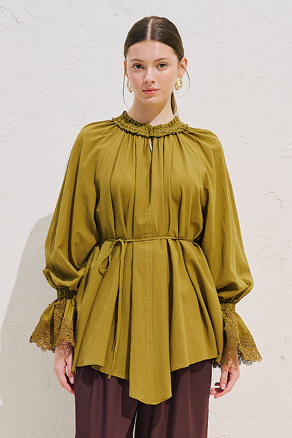 LACE SLEEVE EDITION BLOUSE OLIVE GREEN | Manuka