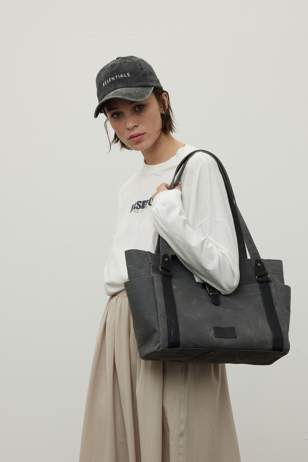 Manuka - WASHED POCKET BAG ANTHRACITE (1)