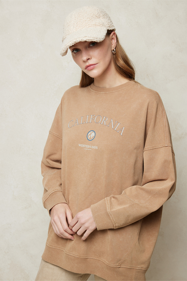  - SOLUK EFEKTLİ BASKILI SWEATSHIRT CAMEL (1)