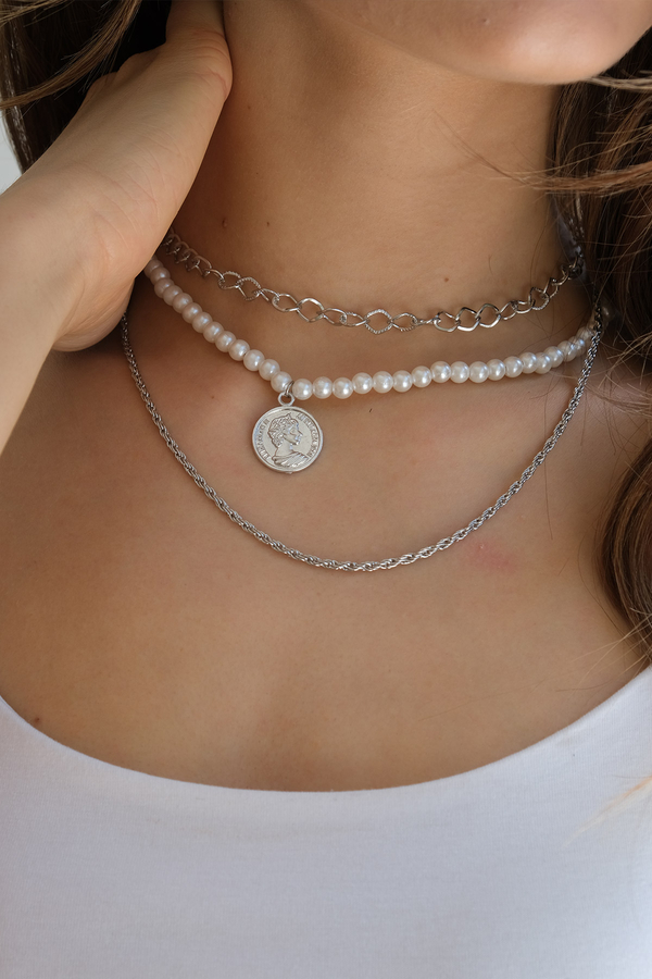 Manuka - PEARLY WIHT MEDALLION NECKLACE SILVER (1)