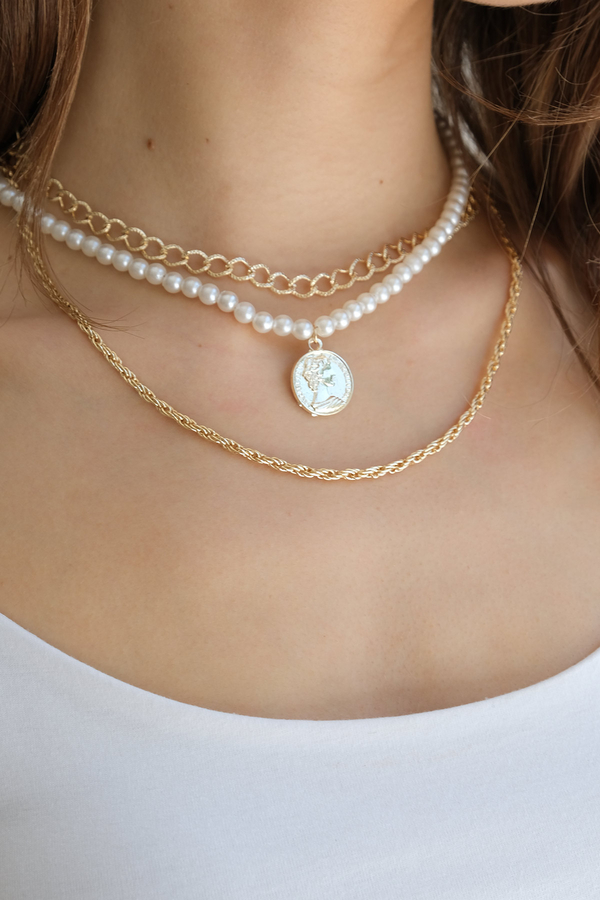 Manuka - PEARLY WIHT MEDALLION NECKLACE LIGHT YELLOW (1)