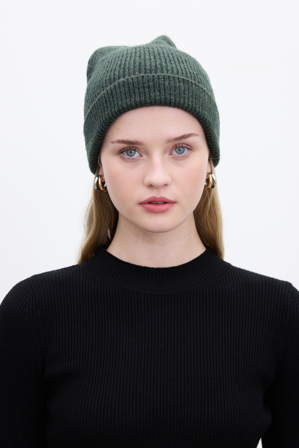 Manuka - RUBED KNITTED BEANIE DARK GREEN (1)