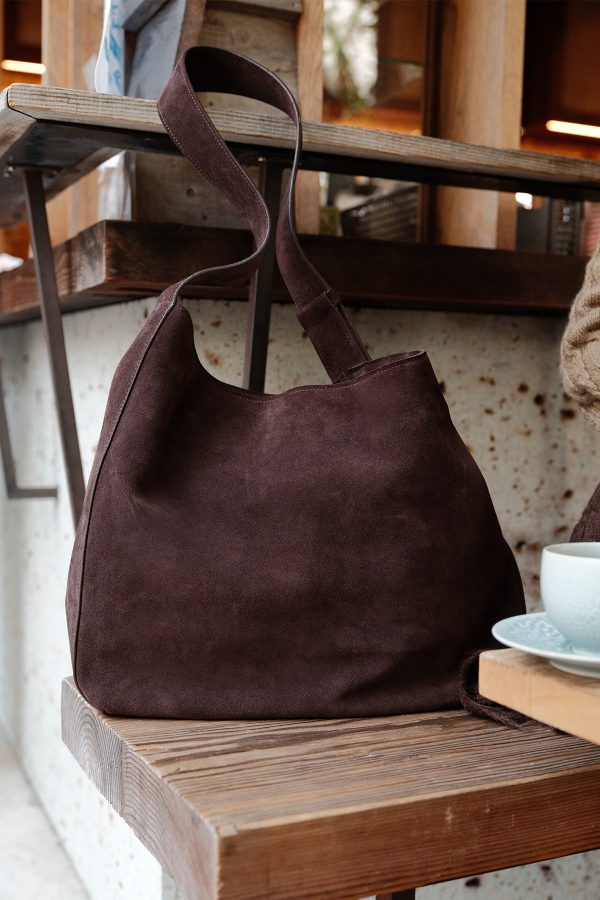 Manuka - SUEDE MAXI SLEEVE BAG BROWN (1)