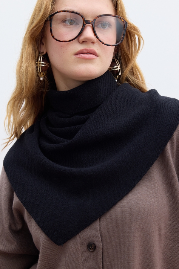 Manuka - SOFT TEXTURED TRIANGLE SCARF BLACK (1)