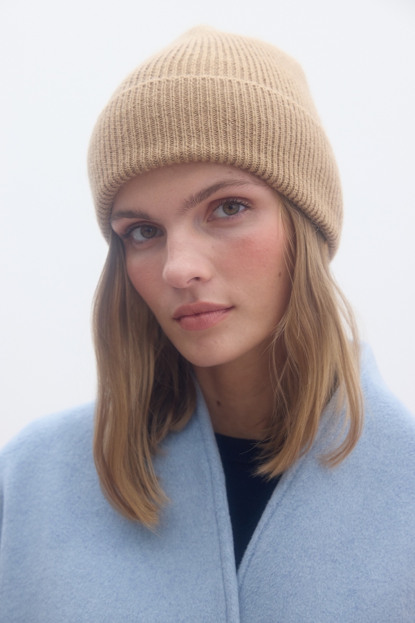 Manuka - RUBED KNITTED BEANIE CAMEL (1)