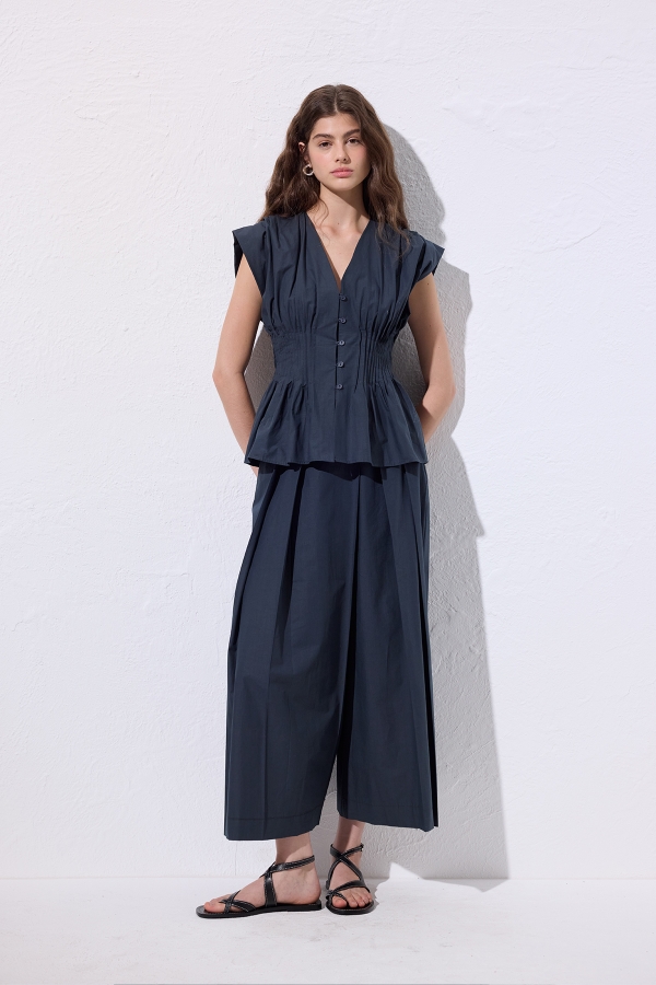 BELİ PİLE DETAYLI KOLSUZ BLUZ LACİVERT · 2