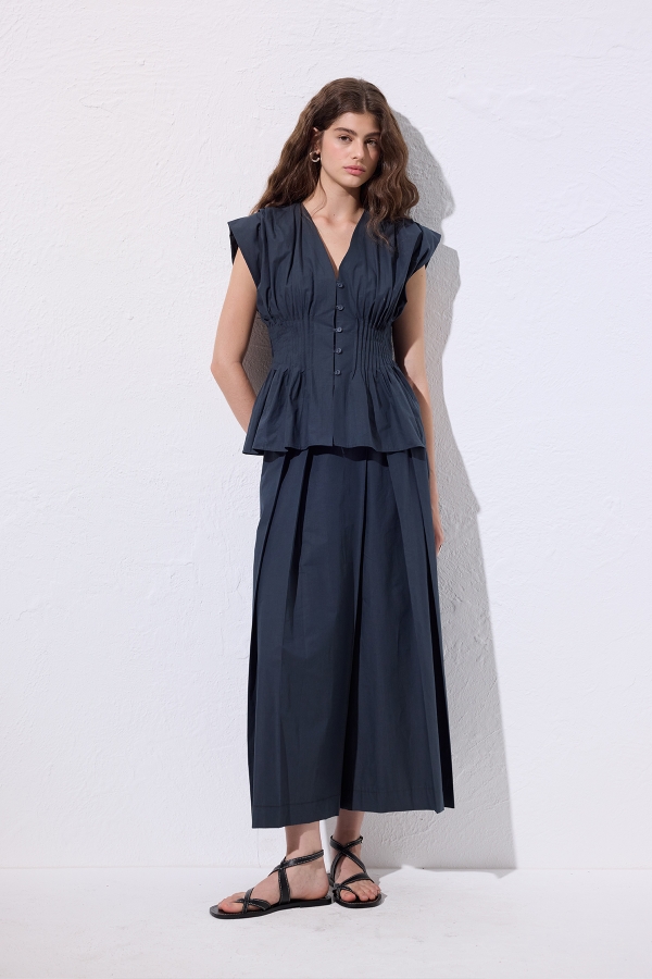 BELİ PİLE DETAYLI KOLSUZ BLUZ LACİVERT · 5