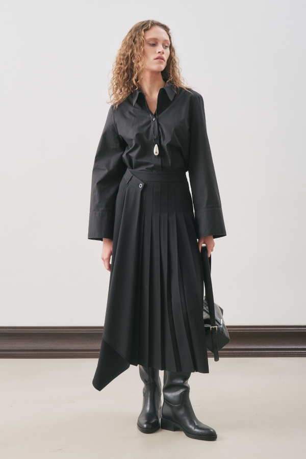ENVELOP PLEATED SKIRT BLACK| Manuka